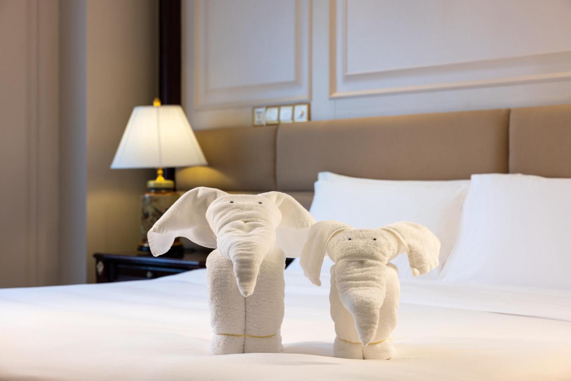 Crowne Plaza Hotel & Suites Landmark Shenzhen By Ihg - Nearby Luohu Border, Indoor Heated Swimming Pool, Complimentary Welcome Drink Exterior photo